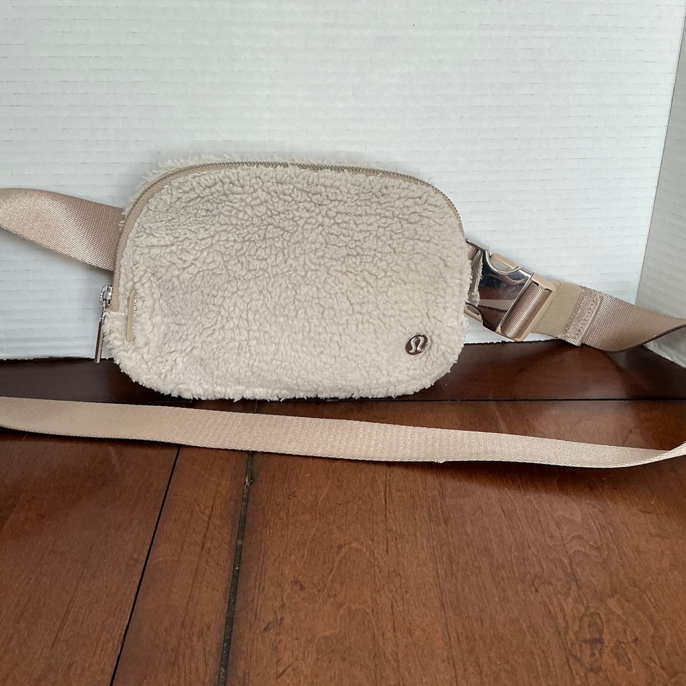 Lululemon Everywhere Belt Bag 1L Fleece Light Ivory Trench Sherpa Fanny Pack